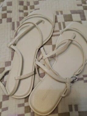 Old Navy Strappy White Sandals Womens Size 10